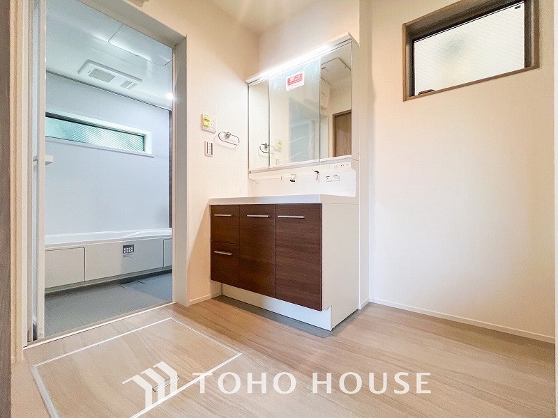 落ち着いた空間を演出するカラーと、ゆったりお使い頂ける広さが魅力のパウダールーム。