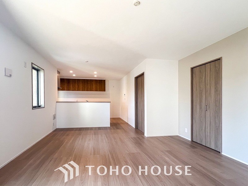 落ち着いた雰囲気に包まれた伸びやかな空間で、ゆったりと家族団らんの時間を過ごせます。