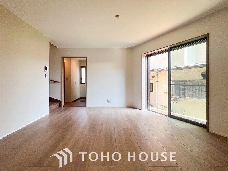 光と風があふれる開放的なリビングダイニングには自然と家族みんなが集まってきます。