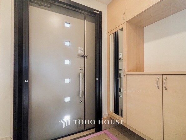 明るくコントラストのある、開放感と清潔感を兼ね備えた玄関。