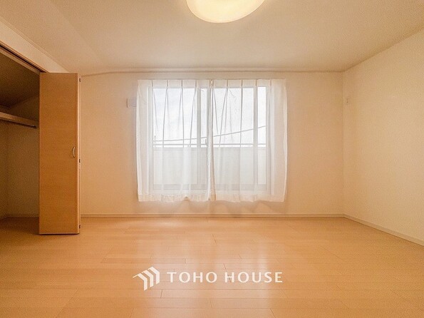 大きな窓からたっぷりと陽光が注がれる明るい空間。家族の成長に対応できる永住仕様の間取り。