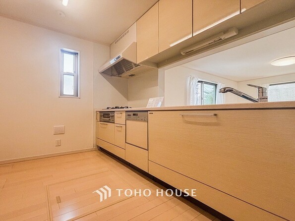 ご家族みんなで調理ができる位のスペースを実現したキッチン空間となっております。