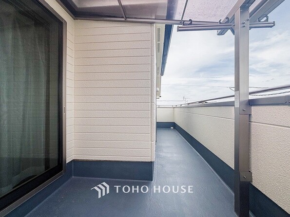 暮らしの中で光と風を演出してくれるバルコニー。