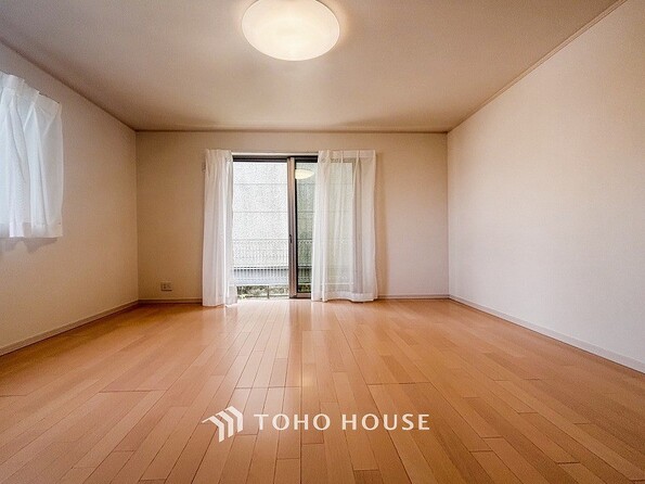 家族と過ごすひと時を溢れる光が優しく包み込むリビングダイニング。