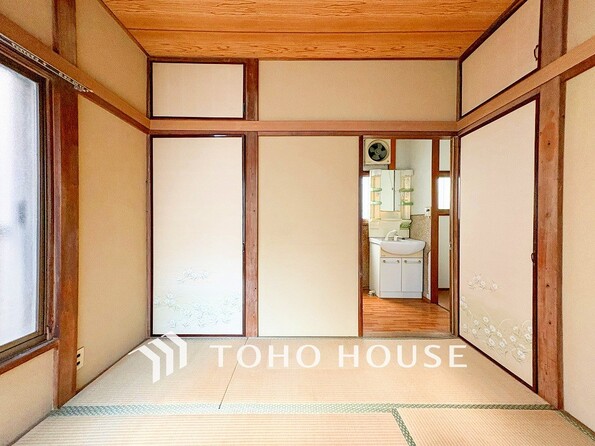 明るい光が満ち、温かみと落ち着きが感じられる洋風和室です。