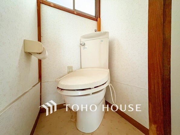 換気と明るさに配慮した清潔感溢れるトイレ。落ち着いた空間で安らぎのひとときをお過ごしいただけます。