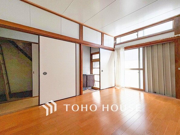 やわらかな陽射しがふりそそぎ、室内に開放感と爽快感をもたらします。