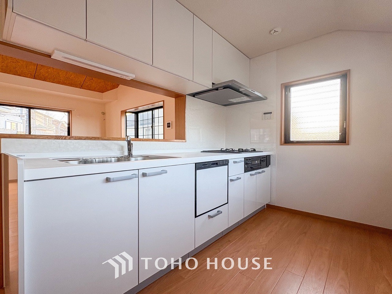 機能的で使い勝手のよさそうなキッチン。明るく清潔感があります。