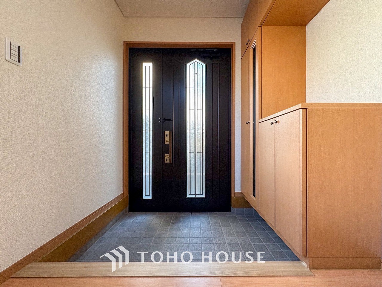 清潔感溢れる玄関がお出迎えする本邸宅の物語は、ここから始まる日常を期待させます。