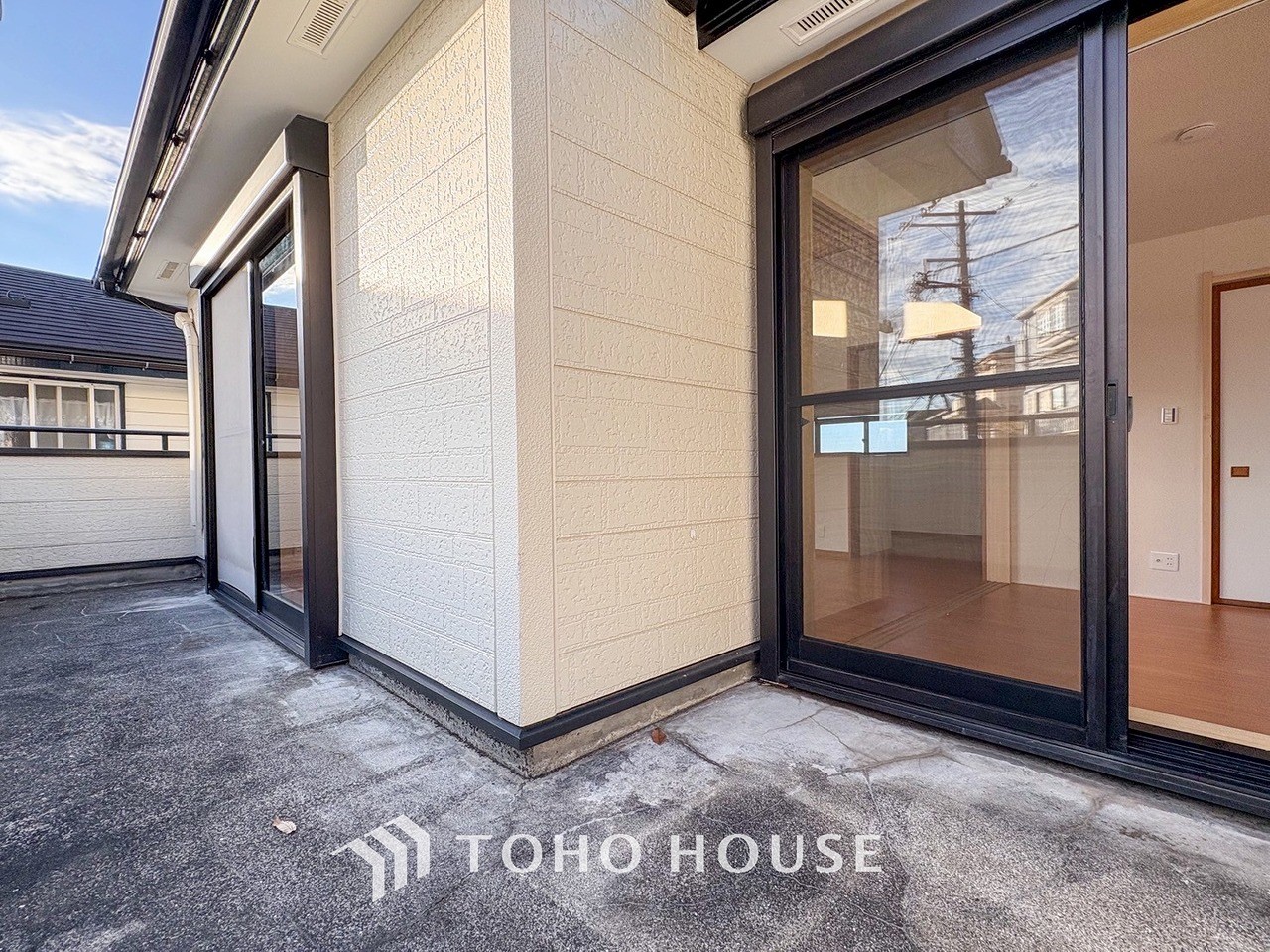 暮らしの中で光と風を演出してくれるバルコニー。