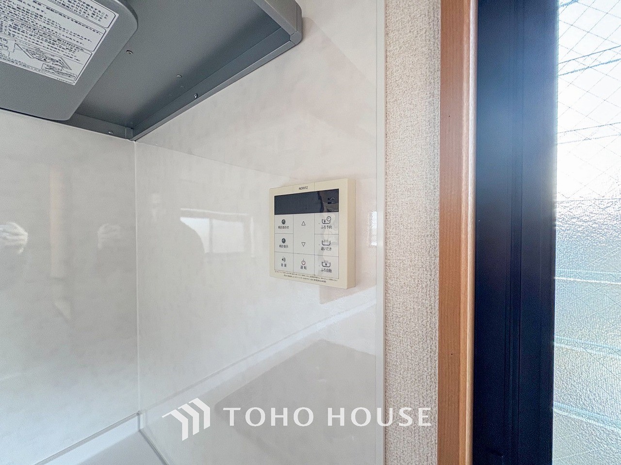 お風呂場と台所に操作リモコンがあり、お料理の最中でもボタン一つで簡単に沸かせて便利です。