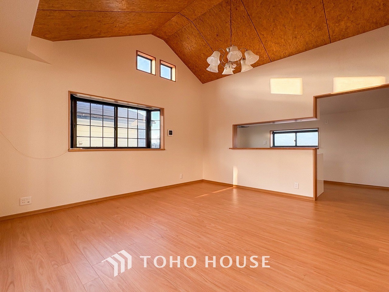 忙しい朝でも、しっかり家族が揃って食事をして頂けるゆとりある大きさのダイニングスペース。