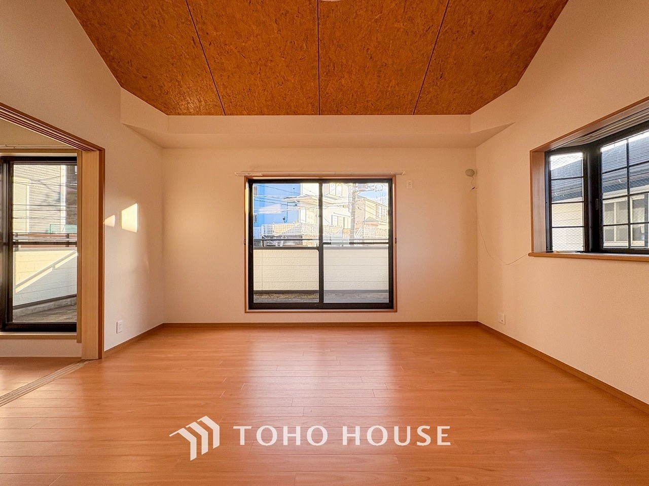 光と風があふれる開放的なリビングダイニングには自然と家族みんなが集まってきます。