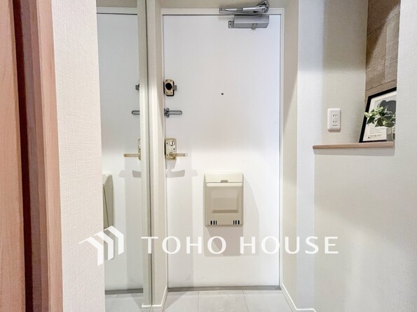 白を基調とし明るく開放感のある玄関。居住者の帰り、訪れる方を優しく迎えてくれます。