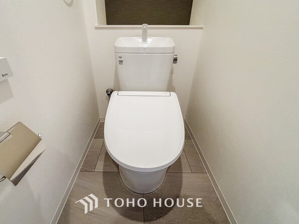 トイレはシンプルにホワイトで統一した温水洗浄付です。