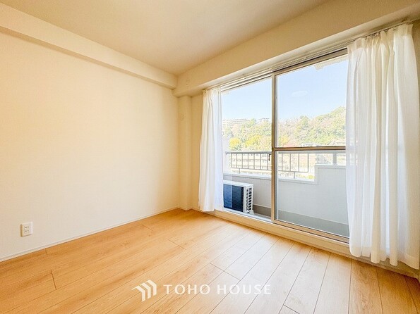 大きな窓からたっぷりと陽光が注がれる明るい空間。