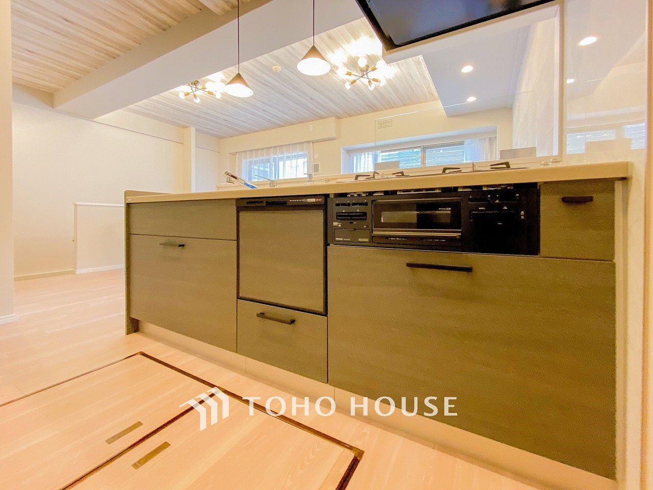 機能的で使い勝手のよさそうなキッチン。明るく清潔感があります。