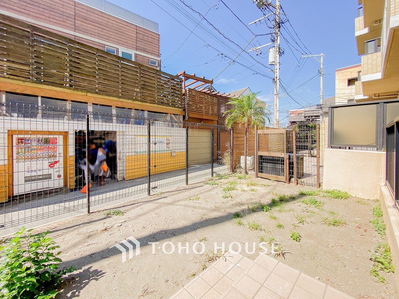 戸建て感覚を楽しめる専用庭。小さなお子様の遊び場にもちょうど良い空間です。