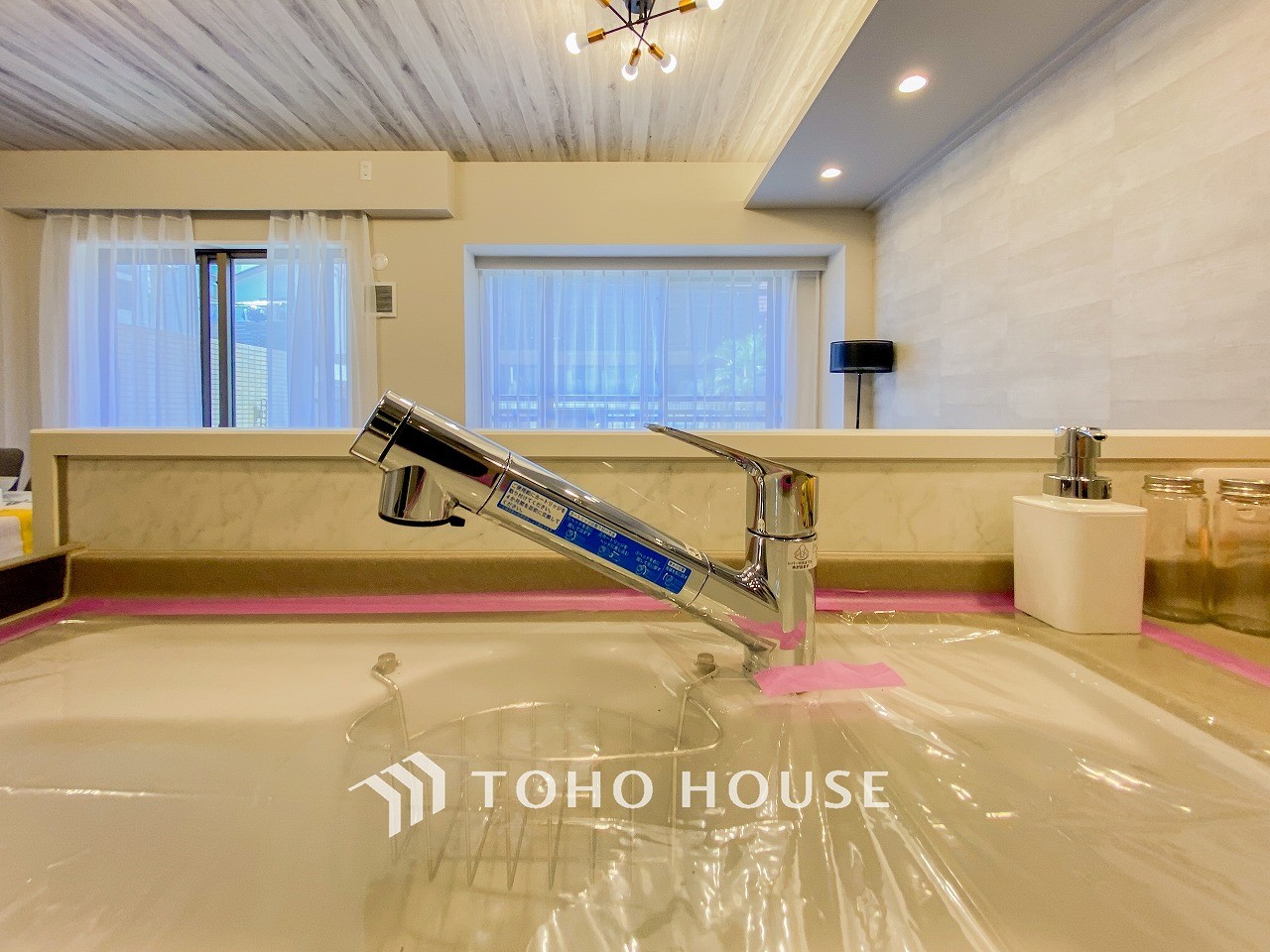 シャワーヘッド内に内蔵されたカートリッジがカルキ・溶解性鉛・農薬・カビ臭などの不純物を低減します。