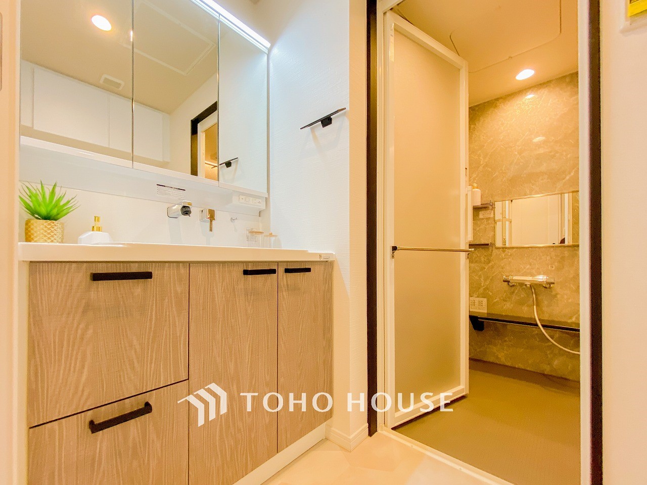 清潔感のあるプライベート空間は、身だしなみチェックや肌のお手入れに最適です。