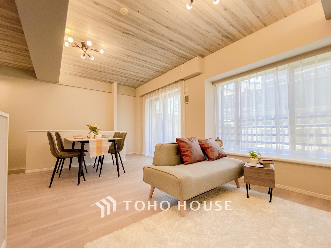 光と風があふれる開放的なリビングダイニングには自然と家族みんなが集まってきます。