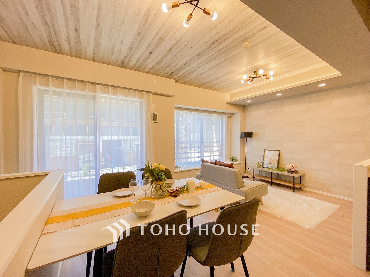 ここにはみんなが集い、食事と楽しい会話が始まるスペース。