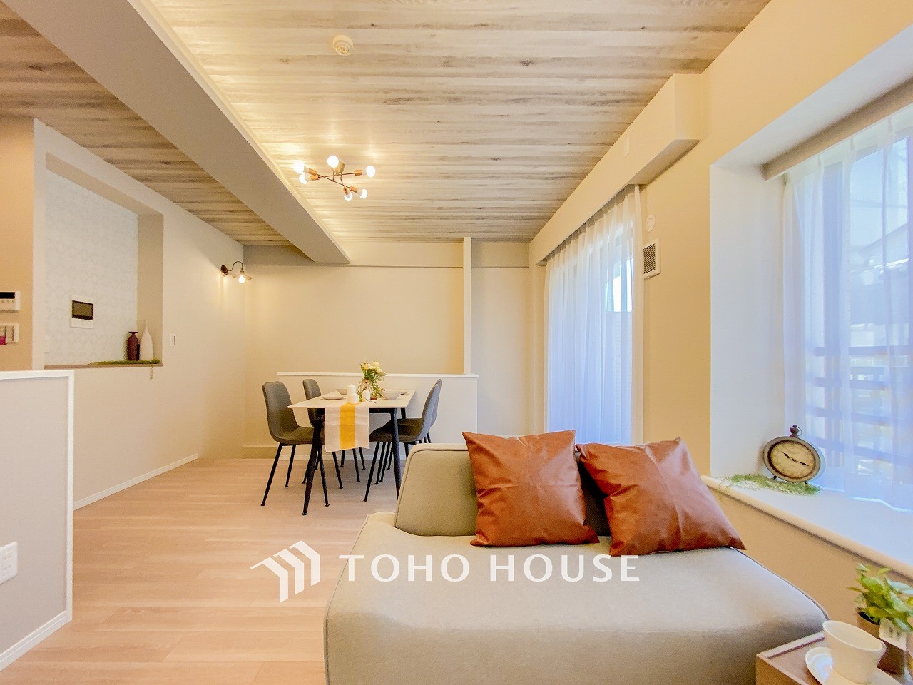 落ち着いた雰囲気に包まれた伸びやかな空間で、ゆったりと家族団らんの時間を過ごせます。